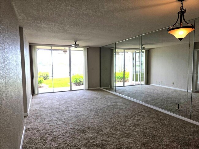 Building Photo - 5801 Bahia Del Mar Cir N