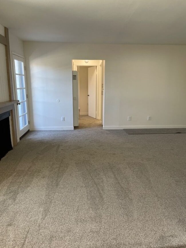 Building Photo - Spacious 2 Bedroom Unit in Huntington Beach