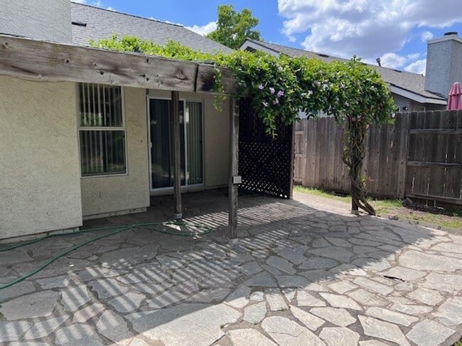 Building Photo - Vineyard home with luxury vinyl plank. Close to schools, shopping and transportation.