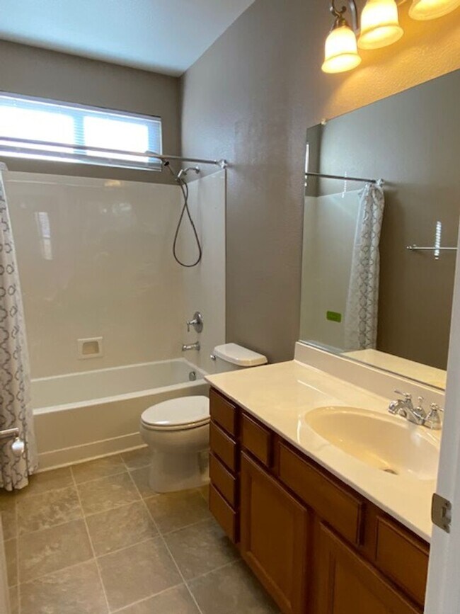 Building Photo - Lincoln Crossing 6 bedroom home with new c...