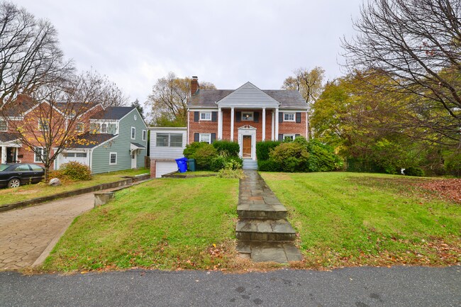 Building Photo - Spacious, Accessible Downtown Silver Spring Townhome!!.... Renovated Kitchen, Finished Basement, ...