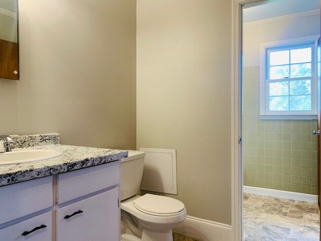 Building Photo - Welcome home! 3 bed, 1.5 bath, newly renov...