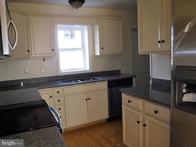 Building Photo - 756 Wiltshire Rd