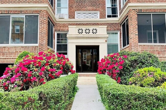 Building Photo - WOW!!! NO FEE AND VERY NICE 2 BED AVAILABLE 9/1
