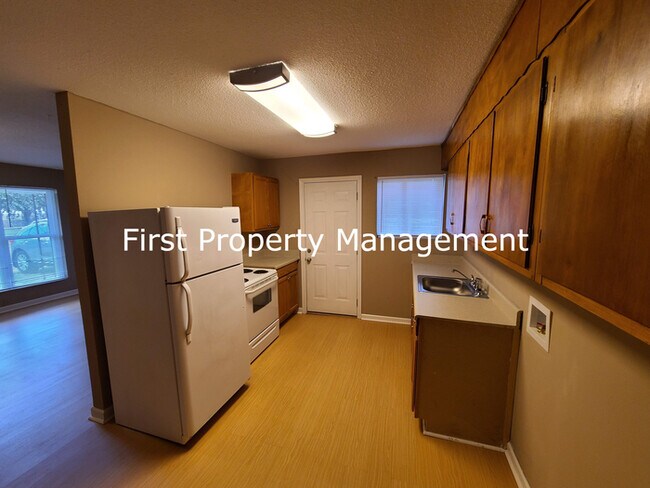 Building Photo - 2-bedroom Duplex
