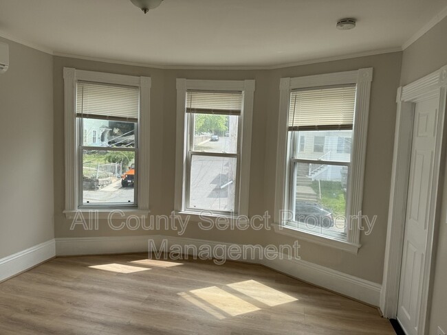 Building Photo - 143 S Elm St