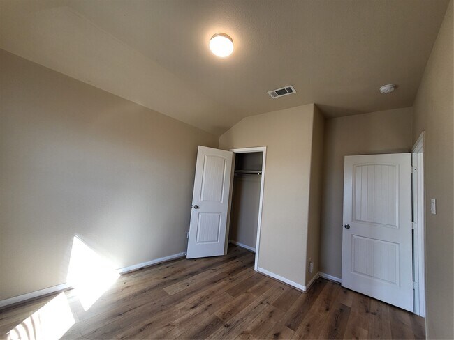 Building Photo - 1906 Howth Ave