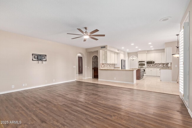 Building Photo - 1211 E Desert Flower Ln