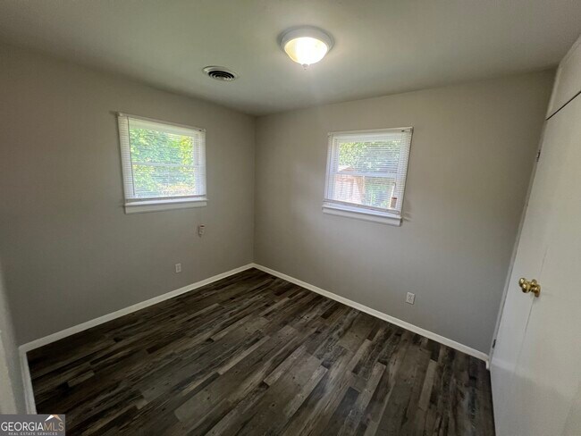 Building Photo - 129 Pineview Dr