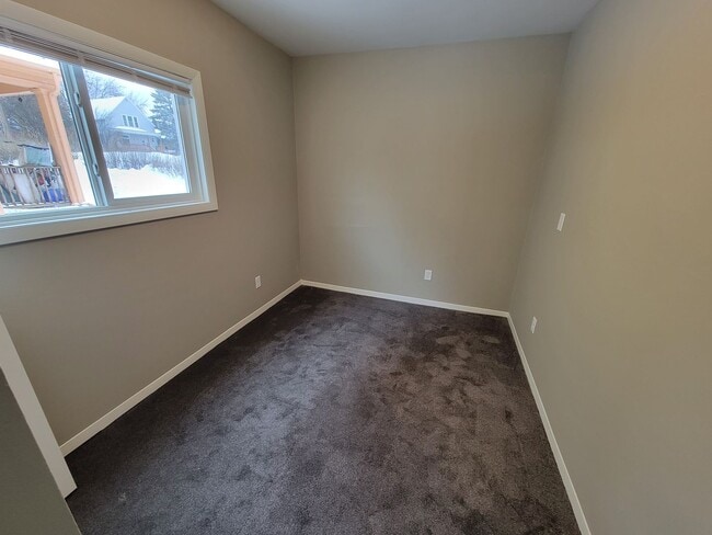 Building Photo - AVAILABLE JUNE - 5 Bed, 2 Bath Newly Renovated Home