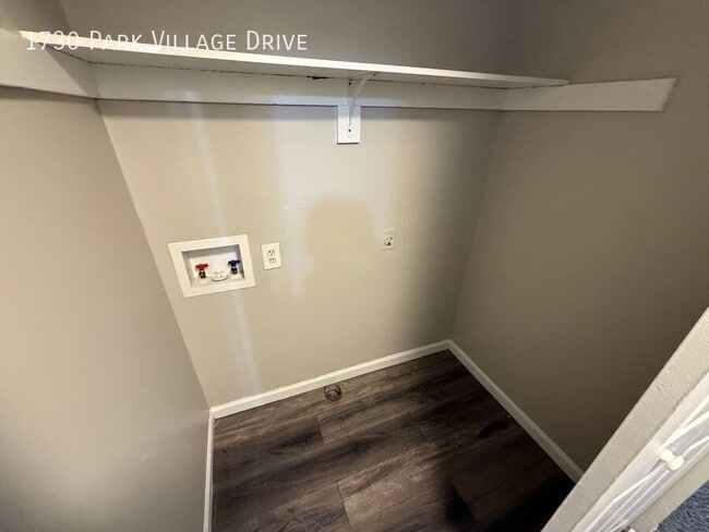 Building Photo - 1730 Park Village Dr