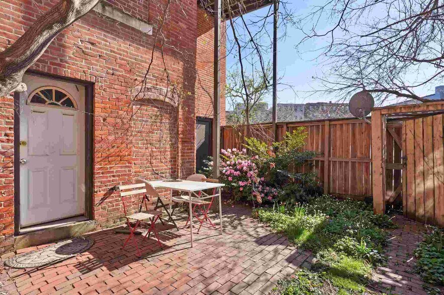 Building Photo - 103 Gainsborough St