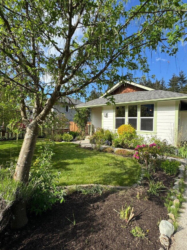 Building Photo - Single-family 3-bedroom home in a desirable neighborhood in town!