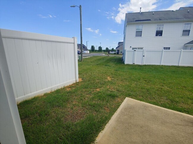 Building Photo - Three bed, 2.5 bath town house located in ...