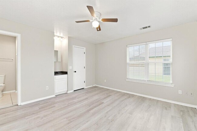 Building Photo - 4004 Night Hawk Dr