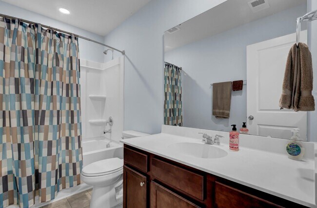 Building Photo - 131 Lakestone Rd