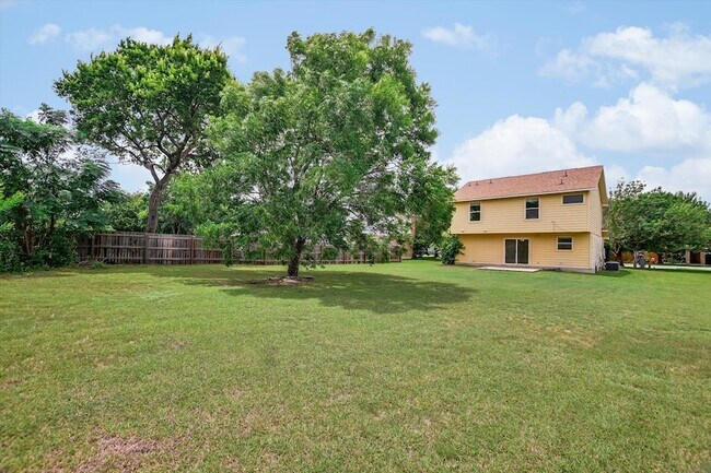 Building Photo - 716 Honeysuckle Dr