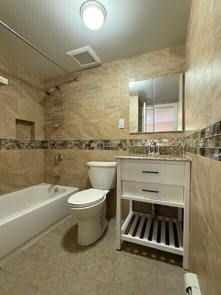 en-suite primary bedroom bathroom - 495 Maple St