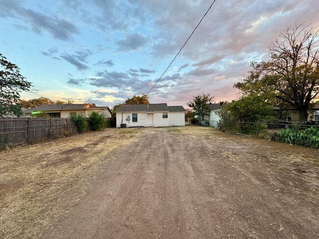 Building Photo - NEWLY RENOVATED THREE BED TWO BATH