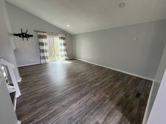 Building Photo - Beautifully remodeled 3 bedroom, 2.5 bath, 2 car garage