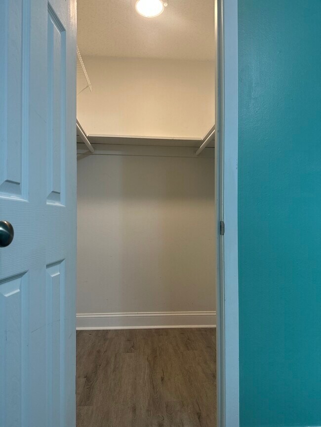 Building Photo - Beautifully Remodeled 4Bed/2.5Bath Townhome