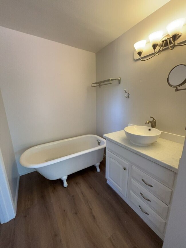 Building Photo - Beautiful West Davis home available in June