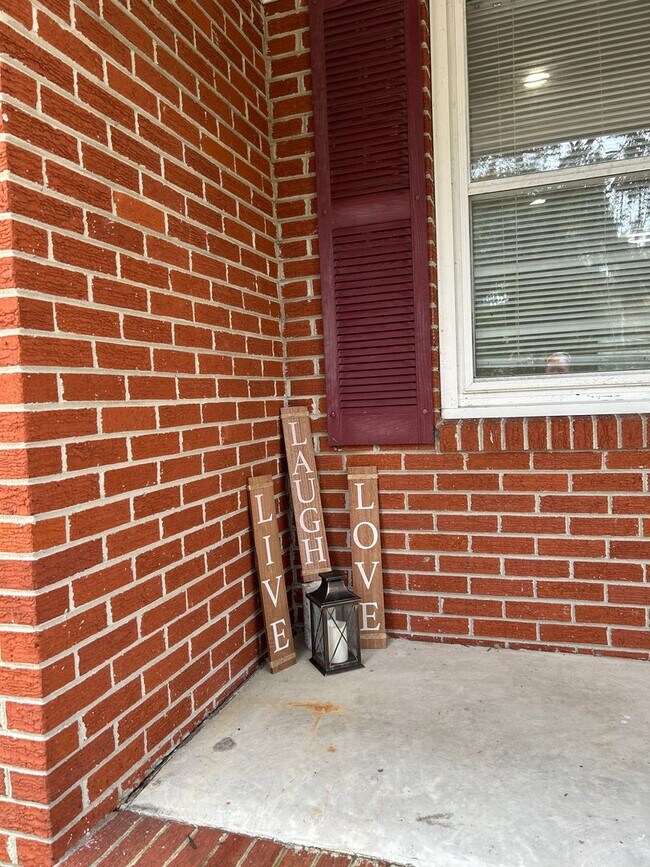Building Photo - Brick single family