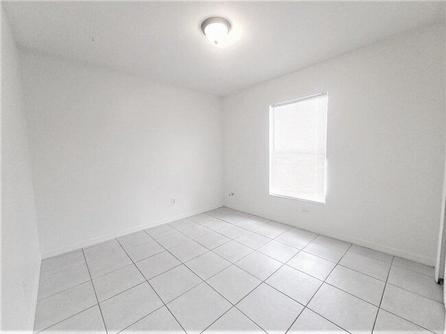 Building Photo - 1632 SE Chello Ln