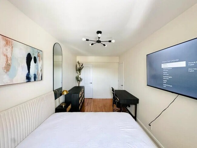 Building Photo - Furnished room/NOT APARTMENT