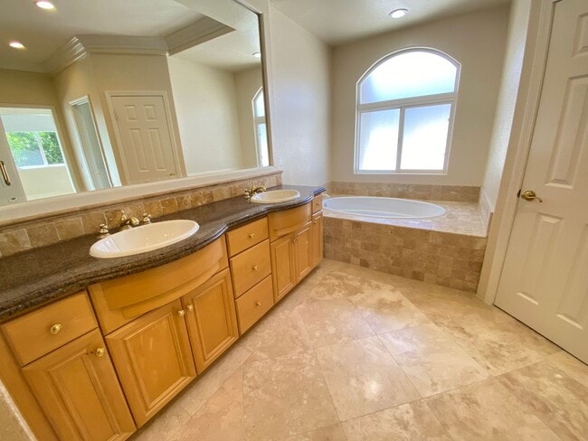 Building Photo - Beautiful 5 bedroom Newbury Park home with mountain views