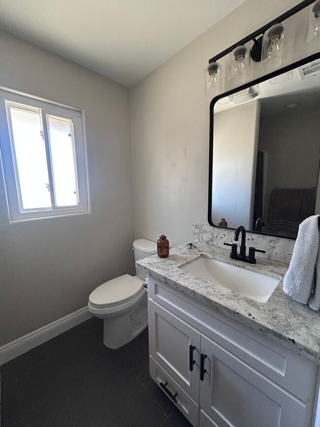 Building Photo - Country home - 3 bed 2 bath!