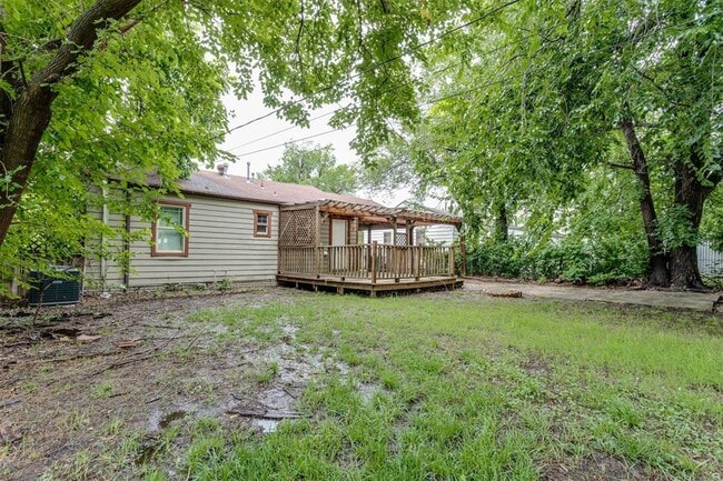 Building Photo - 516 E Rickenbacker Dr