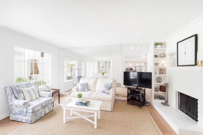 Building Photo - 8944 Chatsworth Dr