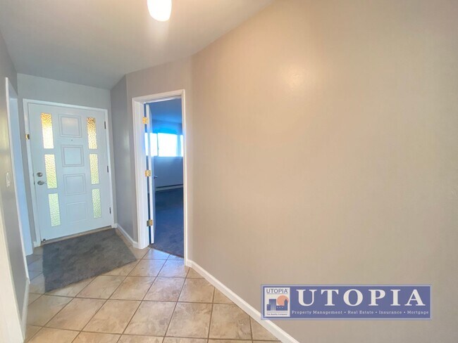 Building Photo - Ocean Views: 2Bd/2Ba + Office - Sunny, Top Floor Condo, Deck, Pool & Hot Tub