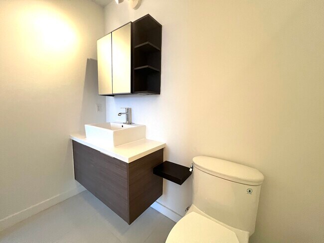 Building Photo - 1010 SW 2nd Ave