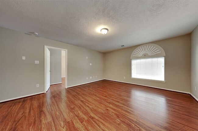 Building Photo - 10 Prairie Oak Dr