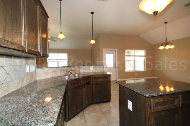 Building Photo - Spacious Three-Bedroom!