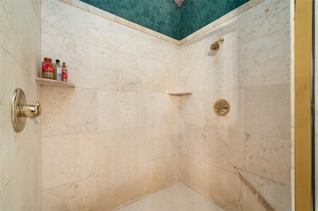 Building Photo - 2551 Lakeview Dr