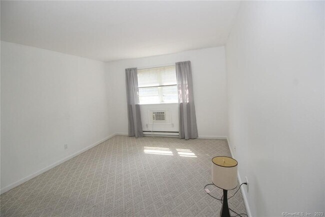 Building Photo - 637 Cove Rd