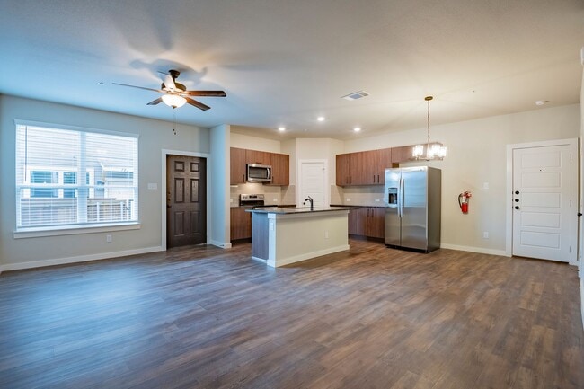 Building Photo - AVAILABLE NOW! GORGEOUS 2 BEDROOM FOUR PLE...