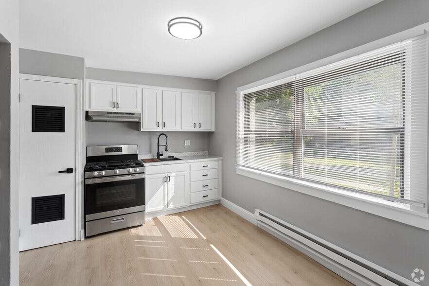 4BR, 1BA - 1,200 SF - Kitchen - Hymann Heights Apartments
