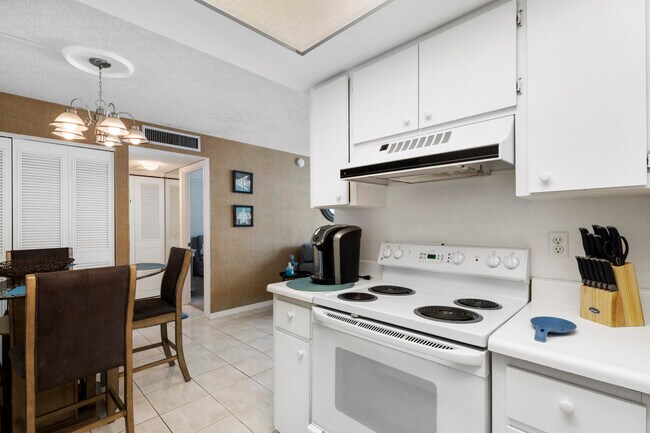 Building Photo - 5800 Hollywood Blvd