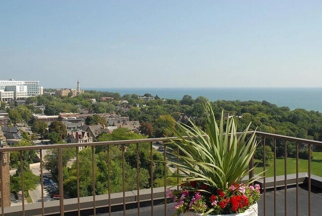 Building Photo - 1919 N Summit Ave