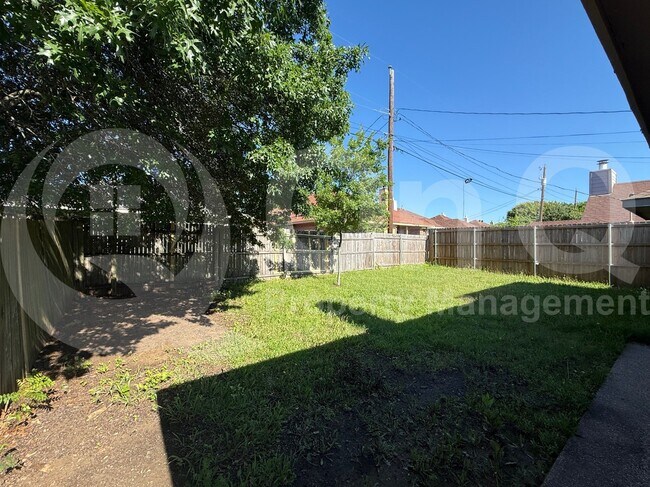 Building Photo - 733 Rockett Ln