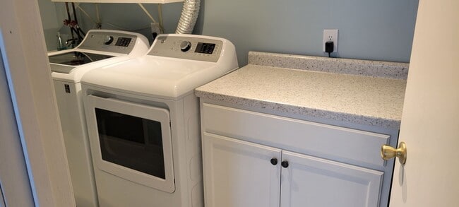 Building Photo - Newly Refreshed 2 bedroom in HOA