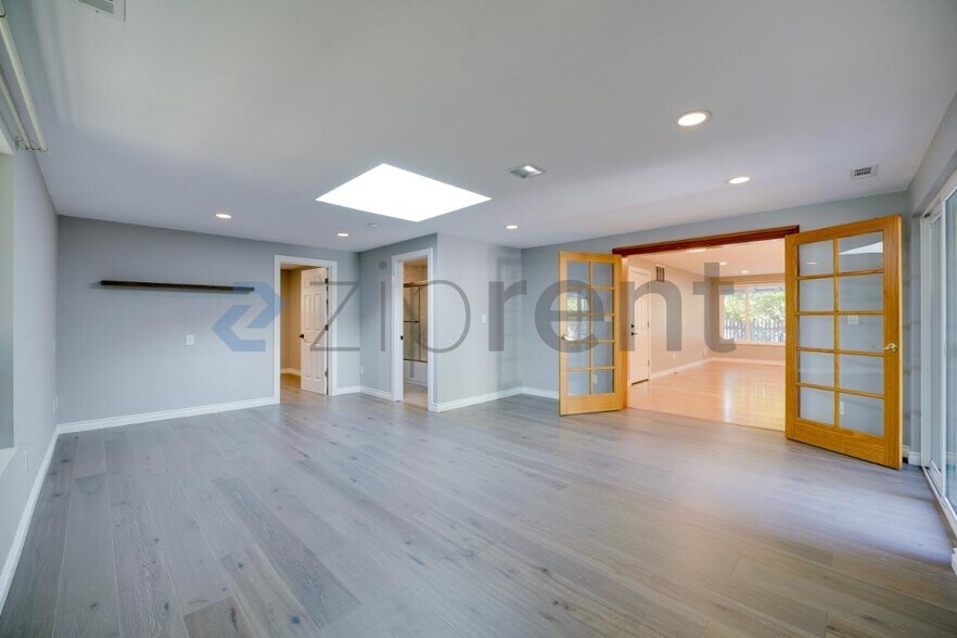 Building Photo - Unit