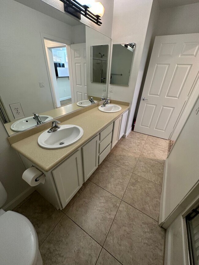 Building Photo - Guard gated Park Ave Condo