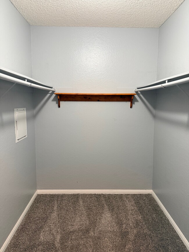 Building Photo - 433 Autumn Dr