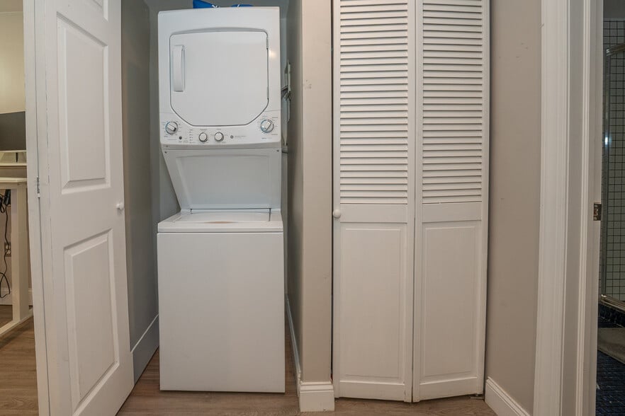 Building Photo - 2747 Harper St