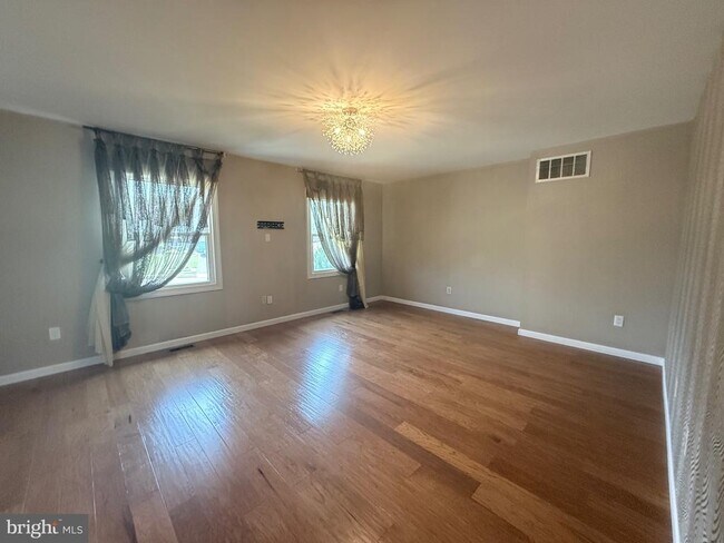 Building Photo - 343 Basswood Cir